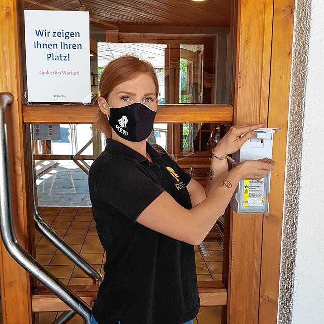 Am Eingang steht Desinfektionsmittel bereit.