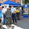 Mit der Bäckertüten-Aktion &bdquo;Vorsicht Abzocke&ldquo; will das Polizeipräsidium Ravensburg Senioren über Telefonbetrug aufklären. ...
