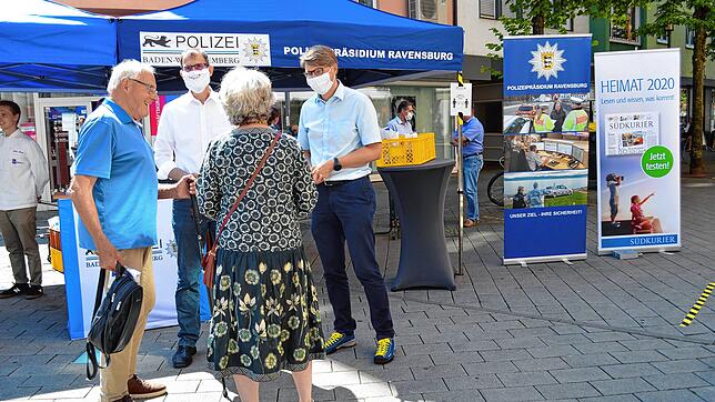 Mit der Bäckertüten-Aktion &bdquo;Vorsicht Abzocke&ldquo; will das Polizeipräsidium Ravensburg Senioren über Telefonbetrug aufklären. ...