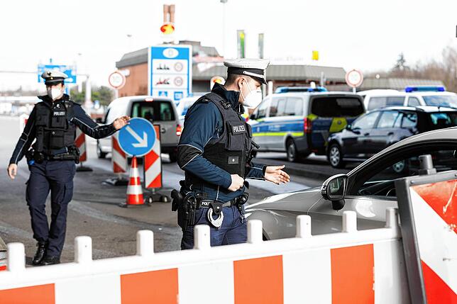 Beamte der deutschen Bundespolizei kontrollieren am Autobahnzoll Weil am Rhein (Archivbild).