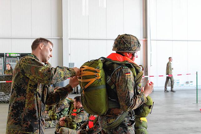 Bild 12: Bilder von der Übung der Fallschirmspringer der Bundeswehr bei Bodman-Ludwigshafen