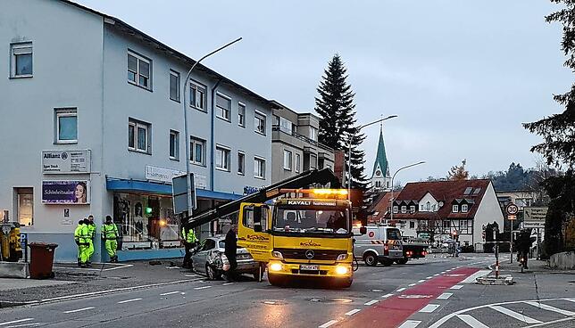 Ohne die Laterne, die ihn aufhielt, wäre der Suzuki in das Friseurgeschäft von Angela Püstel gerast.