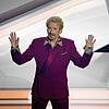 Moderator Thomas Gottschalk kommt zu Beginn der ZDF-Show „Wetten, dass..?“ am 25.11.2023 auf die Bühne.