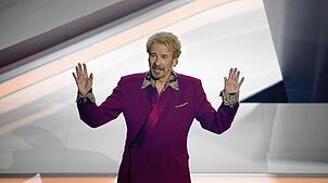 Moderator Thomas Gottschalk kommt zu Beginn der ZDF-Show „Wetten, dass..?“ am 25.11.2023 auf die Bühne.
