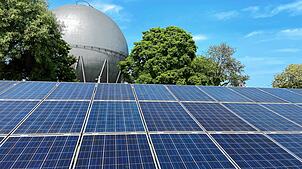 (Symbolbild) Die Energiewende von fossilen Brennstoffen (hinten der Gasbehälter im Oberlohn) hin zu klimafreundlichen erneuerbaren ...