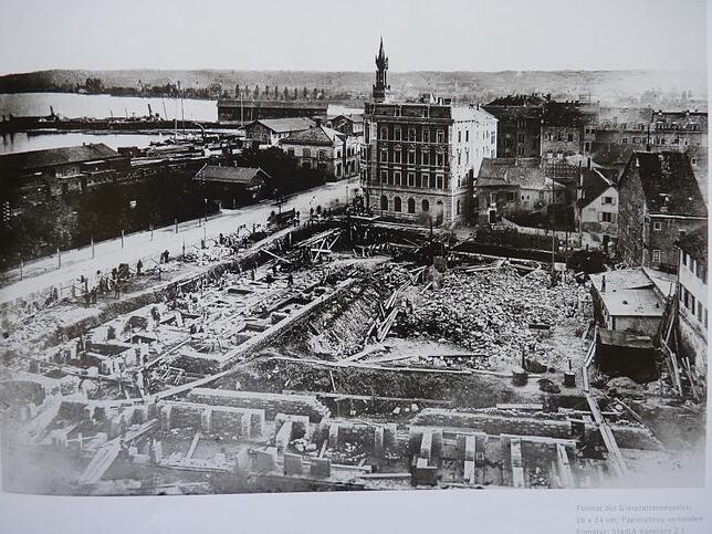 Wo einst das Kapuzinerkloster stand, wird ab 1888 zwischen Marktstätte, Bahnhofplatz und Dammgasse das Reichspostgebäude errichtet. ...