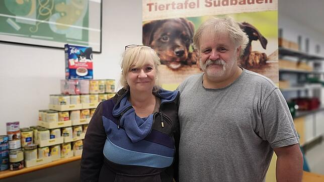 Nathalie Hinnenberger und Uwe Braun verteilen gespendetes Tierfutter und weiteres Zubehör an Bedürftige. Zwei Mal im Monat können ...