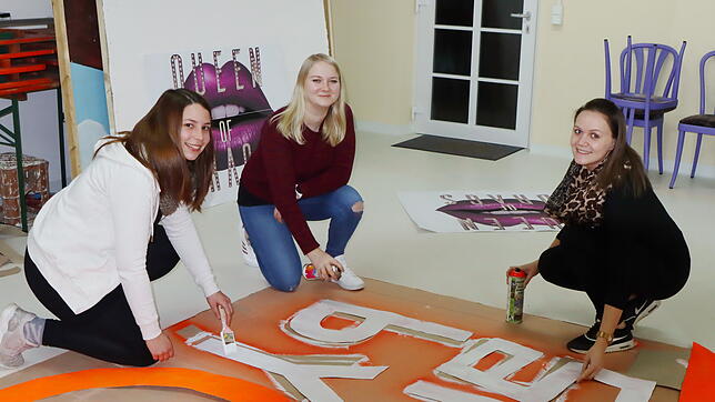 Auch die Kulissen erhalten noch den letzten Schliff (von links): Thea Schlatter, Hannah Wetzel und Miriam Lenz.