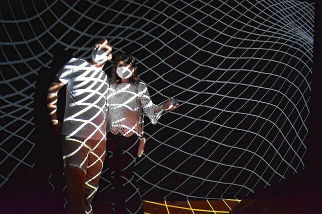 Markus Brenner (links) zeigt eine Videoinstallation im Singener Stadtgarten.