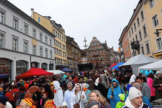 Bild 32: Närrisches Treiben beim Narrenmarkt 2024 in Konstanz