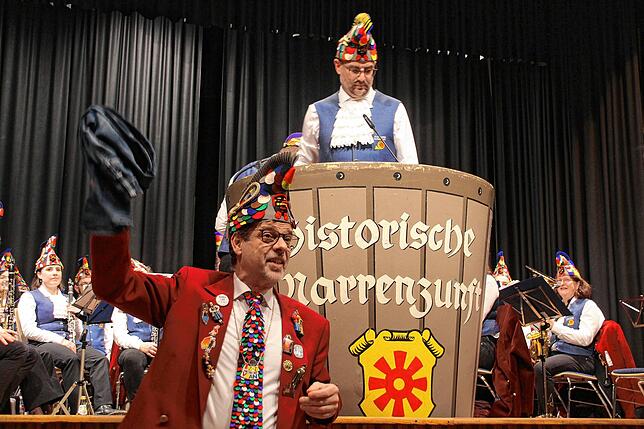 Des Schultes neue Kleider: Bürgermeister Georg Riedmann präsentiert die ihm verliehene neue Hose, um im Sitzungssaal sein Tattoo zur ...