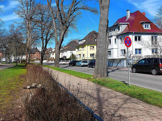 Die Kästen sind unauffällig an Verkehrsschildern angebracht.