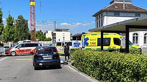 Ein Fahrradfahrer ist in Bad Zurzach von einem Auto erfasst worden. Er musste mit dem Rettungshubschrauber in die Klinik geflogen werden.