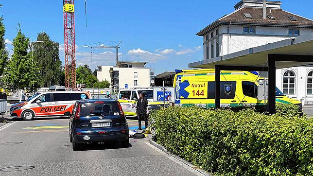 Ein Fahrradfahrer ist in Bad Zurzach von einem Auto erfasst worden. Er musste mit dem Rettungshubschrauber in die Klinik geflogen werden.
