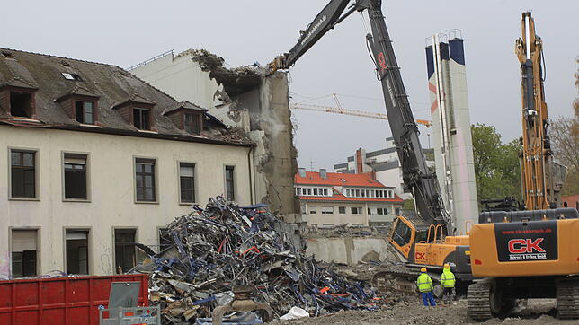 Hier soll Ende 2021 ein neues Quartier mit 126 Wohnungen stehen. Derzeit laufen die Abbrucharbeiten des alten Vincentius-Gebäudes.