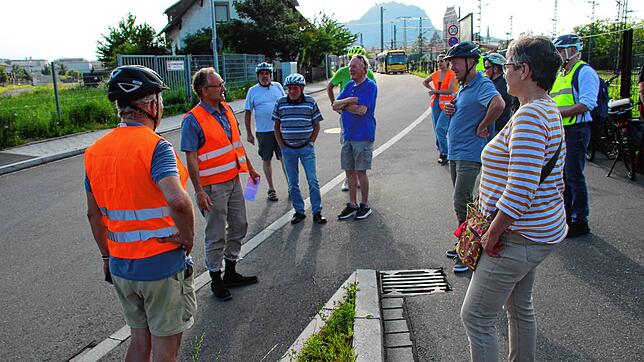Rundfahrt zu Brennpunkten des Fahrradverkehrs in Singen: Hier stehen die SPD-Fraktion des Gemeinderats und die Ortsgruppe des ...