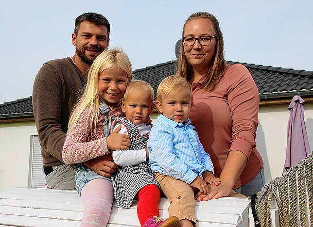 Familie Bucher in Wald eröffnete den Walder Zwillingsboom im Mai 2020. Unser Bild zeigt Papa Daniel Bucher, Maelle, die Zwillinge Elin ...