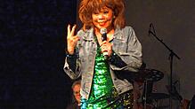 Tess D. Smith begeistert mit einem rasanten Auftritt im Gloria Theater in Bad Säckingen mit dem Konzert &bdquo;Soul of Tina&ldquo; das ...