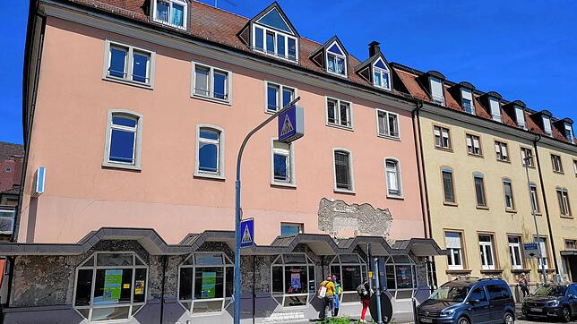 Die erste Adresse in Radolfzell, der Bahnhofsplatz 1, wartet auf den Abriss. Doch die Pläne für den Neubau werden seit Jahren von ...