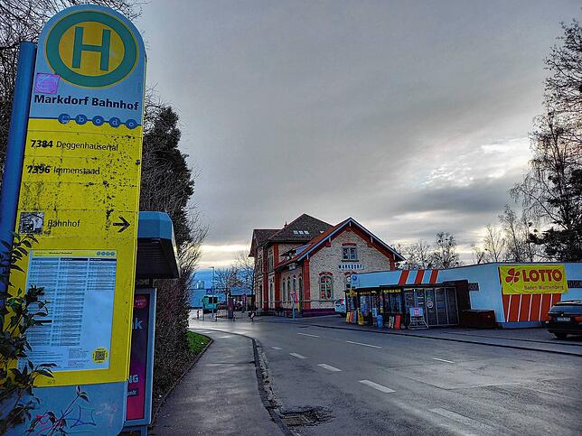 Hier, auf der gegenüberliegenden Seite des Bahnhofs, halten seit dem 1. Januar die Busse der Linie 11 auf ihrer Fahrt in die Nordstadt. ...