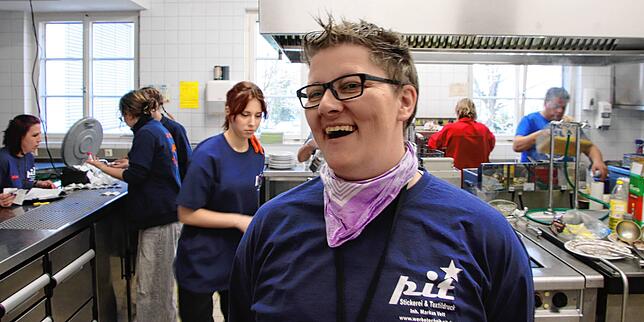 Cindy Stephani hat eigentlich Kassendienst. Fürs Foto macht sie einen Abstecher in die Küche – auch dort geht es lustig zu.