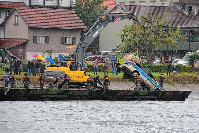 Ein Polizeiauto konnte nach zwei Jahren aus dem Rhein geborgen werden.