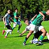 Der Bräunlinger Burhan Pitzner (grün) im Zweikampf mit Kirchen-Hausens David Fluck (weiß). Am Ende gewinnt die SG deutlich mit 3:0.
