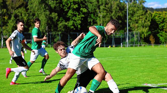 Der Bräunlinger Burhan Pitzner (grün) im Zweikampf mit Kirchen-Hausens David Fluck (weiß). Am Ende gewinnt die SG deutlich mit 3:0.