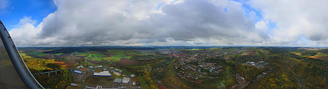 Unser Fotograf Achim Mende hat den einzigartigen Blick festgehalten, der sich bei bedecktem Himmel auf der Aussichtsplattform bietet. Im ...