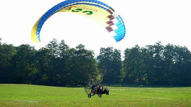 Ein Motorschirmtrike, der zu den Ultraleichtflugzeugen zählt, ist beim Waldrappenprojekt in Überlingen im Einsatz. Ein Landwirt möchte ...