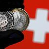 Schweizer Franken und Euro nebeneinander: Mehr Geld bekommt man für das Arbeiten in der Schweiz. Doch wie sieht es mit dem Rest aus? ...