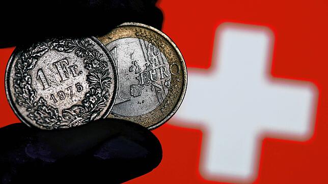 Schweizer Franken und Euro nebeneinander: Mehr Geld bekommt man für das Arbeiten in der Schweiz. Doch wie sieht es mit dem Rest aus? ...