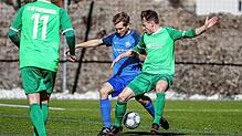 Der Furtwanger Jens Fichter (rechts) kämpft mit dem Neustädter Markus Tritschler um den Ball. Die beiden könnten auch im Derby am ...