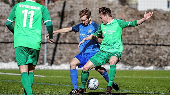 Der Furtwanger Jens Fichter (rechts) kämpft mit dem Neustädter Markus Tritschler um den Ball. Die beiden könnten auch im Derby am ...