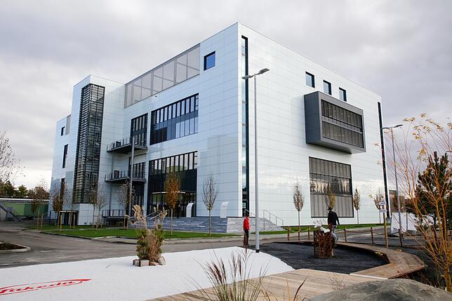 So sieht die neue Fabrik in der Robert-Bosch-Straße aus. Es wird von bestehenden Takeda-Gebäuden flankiert und ist deshalb ...