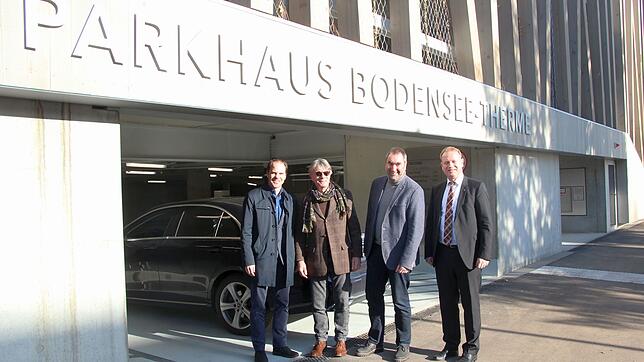 Jürgen Jankowiak (Geschäftsführer Swü), Peter Koop (Bodenseetherme-Betriebsleiter), Norbert Schültke (Geschäftsführer Swü) und OB Jan ...