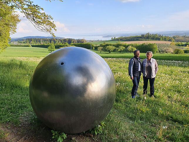 Katharina und Andreas Martin an der Gedenkstätte in Brachenreuthe. Das Kunstwerk von Andrea Zaumseil stellt eine zerrissene Perlenkette dar.