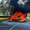 Da war nichts mehr zu retten: Am Freitagabend ist ein Auto bei einem Feuer komplett zerstört worden.