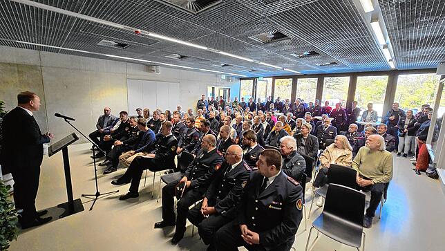Oberbürgermeister Jan Zeitler bei seiner gestrigen Ansprache im Schulungsraum des neuen Feuerwehrhauses.