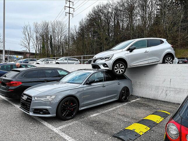 Eine Frau setzt bei Würenlos ihren Clio auf den Rücken eines Audis.
