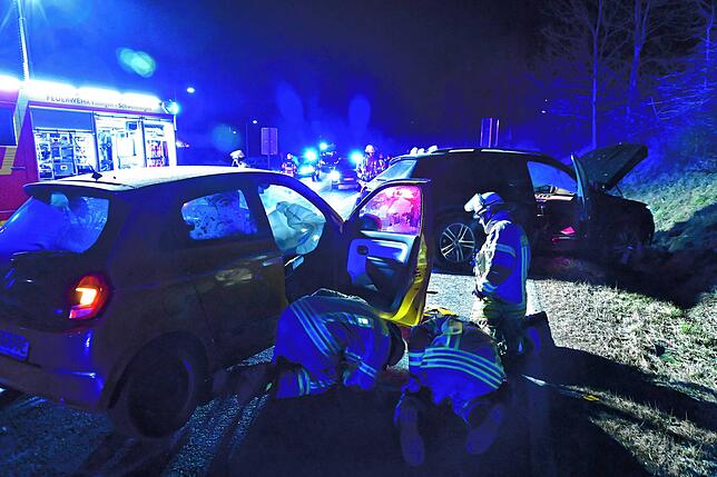 Die Feuerwehr sichert den Kleinwagen nach dem Unfall.