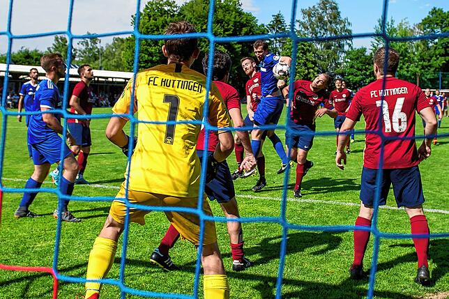 Bild 8: FC Weizen bleibt nach 2:0-Sieg beim FC Huttingen in der Kreisliga A &ndash; und wir haben Bilder