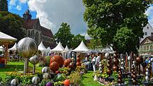 Zum Kugeln: Schmückendes für den heimischen Garten vor den malerischen Fassaden von Schloss Salem und Münster.