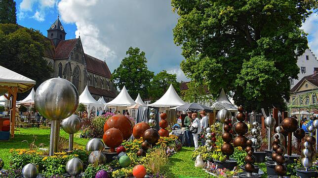 Zum Kugeln: Schmückendes für den heimischen Garten vor den malerischen Fassaden von Schloss Salem und Münster.