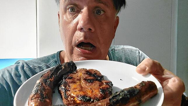 Das war wohl nichts: Diese Würstchen und dieses Steak haben ihre beste Zeit bereits hinter sich. Ein klarer Fall für den Biomüll.