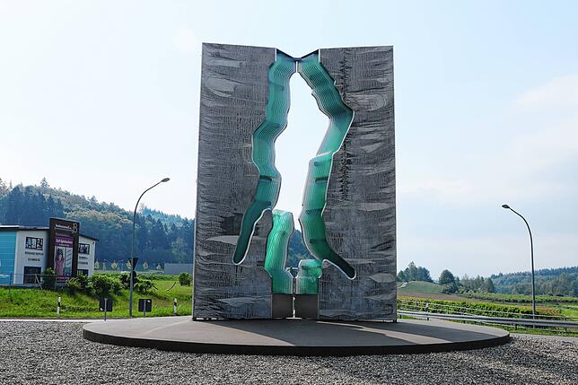 Das Kunstwerk „Tor zum Bodensee“ von Ursula Haupenthal im interkommunalen Gewerbegebiet Blumhof zwischen Stockach und ...
