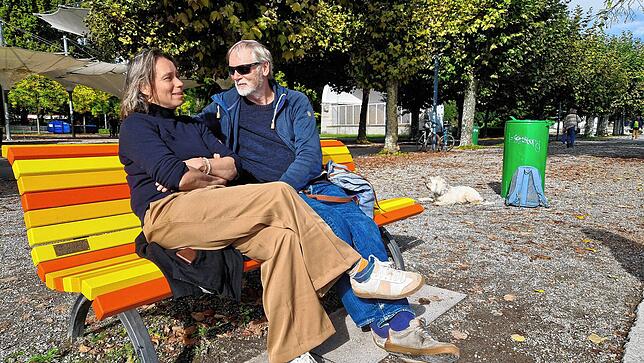 Während die Konstanzerin Xenia Bleyl die Humorbank im Stadtgarten super findet, kann ihr Begleiter Bernd Sommer damit nichts anfangen. ...