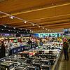 Viele Kunden nutzten den ersten Eröffnungstag, um sich ein Bild vom neuen Aldi zu machen. Trotz großem Zulauf verteilte sich die ...