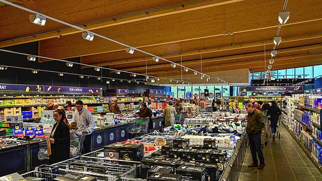 Viele Kunden nutzten den ersten Eröffnungstag, um sich ein Bild vom neuen Aldi zu machen. Trotz großem Zulauf verteilte sich die ...