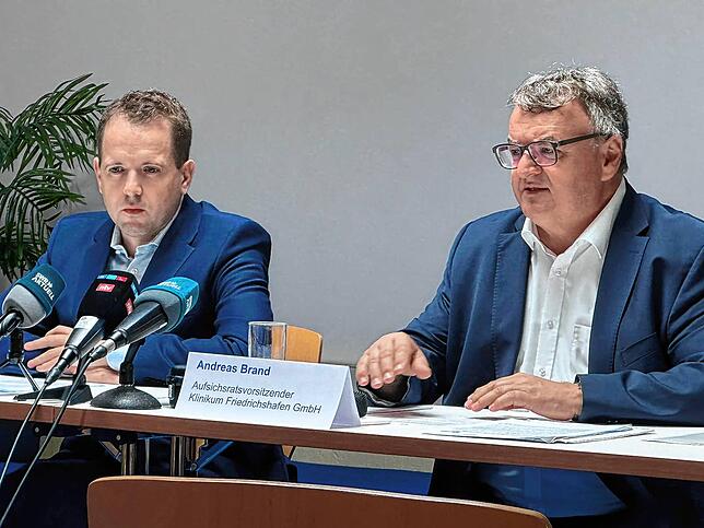 Oberbürgermeister Andreas Brand (rechts) als Vorsitzender des Aufsichtsrats und Andreas Minkoff von der Kanzlei Feigen Graf bei der ...